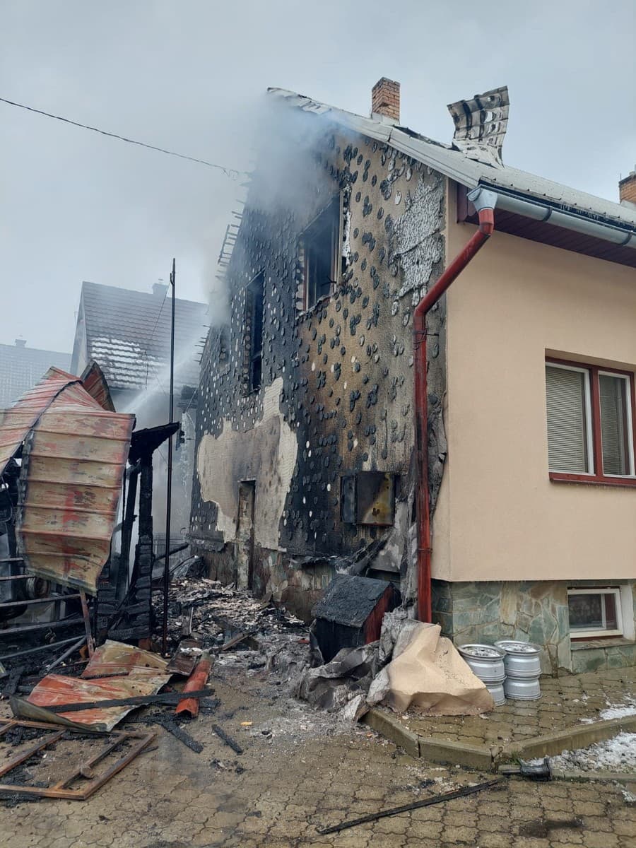 Škodu po požiari garáže a domov v Skalitom odhadli na 190.000 eur