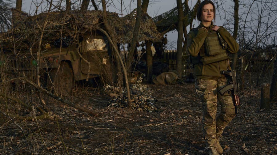 Ukrajinská vojačka sa pozerá