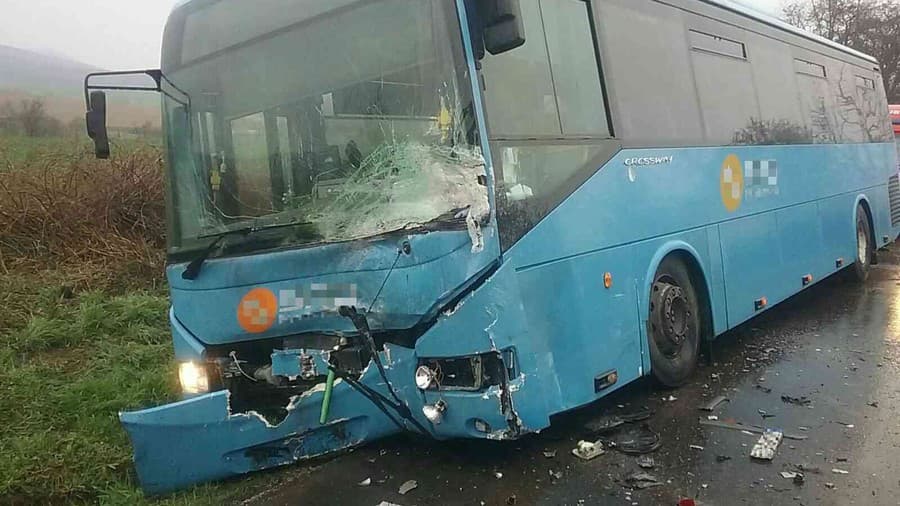 Havária autobusu a osobného
