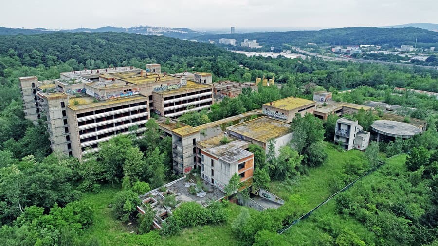 Hrubá stavba, ktorá roky chátrala, už je zrovnaná so zemou a budovať sa má opäť začať budúci rok.