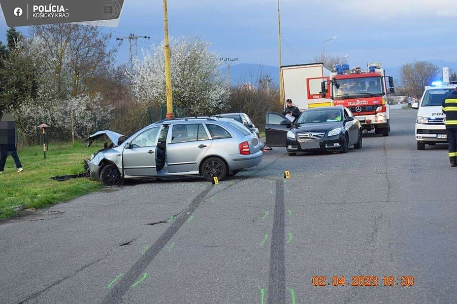 V Michalovciach sa zrazili dve autá, štyria ľudia sa zranili.