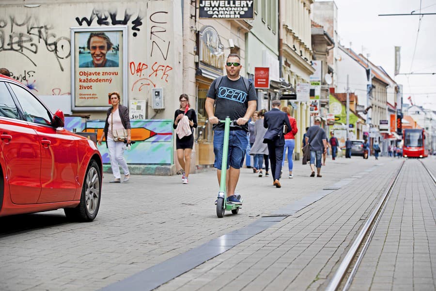 Mnoho jazdcov nerešpektuje chodcov