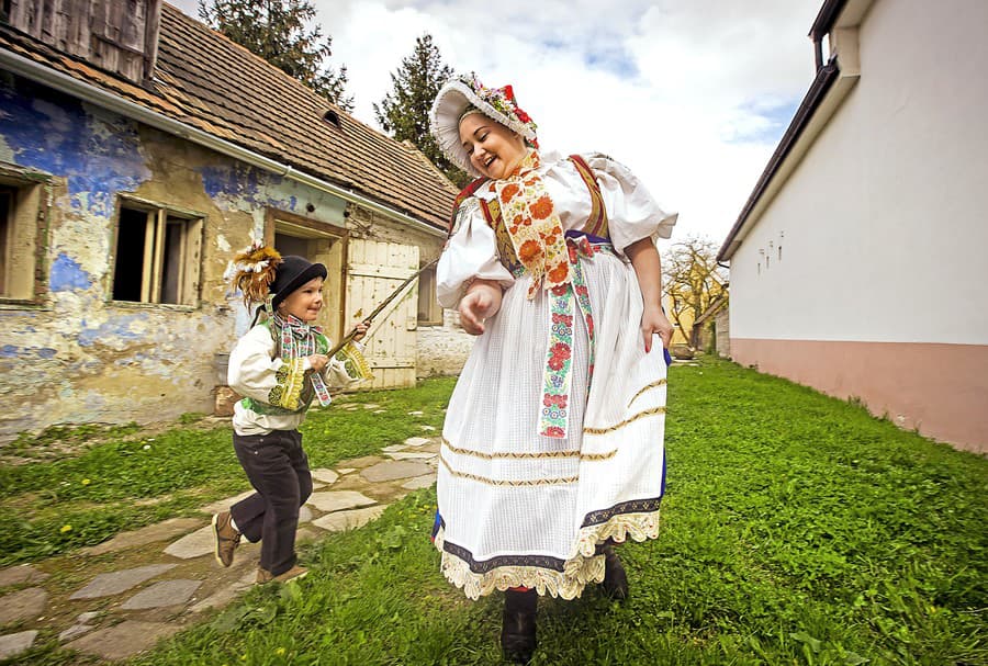 Šibači šibali dievčatá, aby