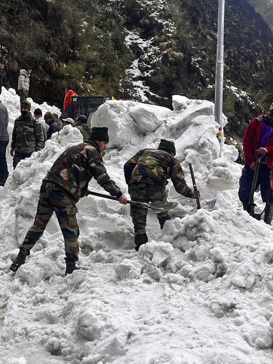 Na snímke, ktorú vydala indická armáda, vojaci odstraňujú sneh po lavíne, ktorá spadla blízko horského priesmyku Nathu La v severovýchodnom indickom štáte Sikkim v utorok 4. apríla 2023. 