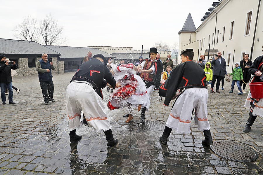 Folkloristi z Vígľaša začínajú s polievaním už o ôsmej ráno. 