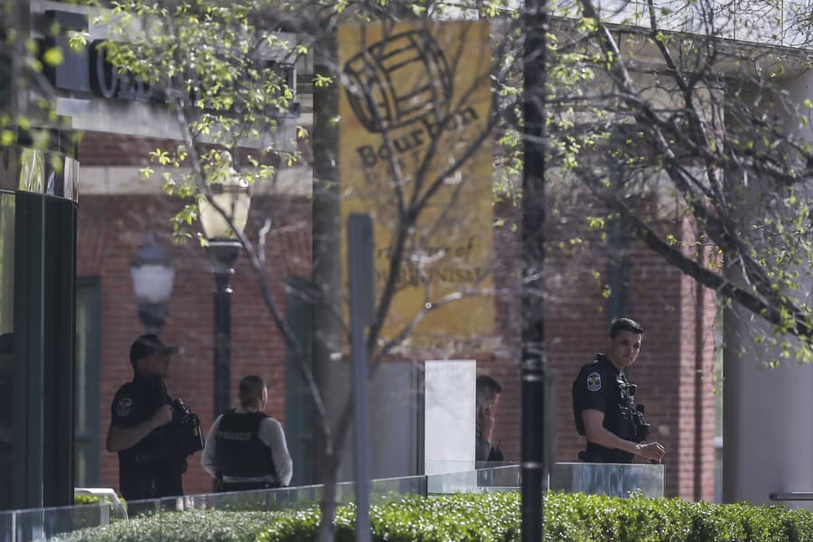 V centre amerického mesta Louisville došo k streľbe.