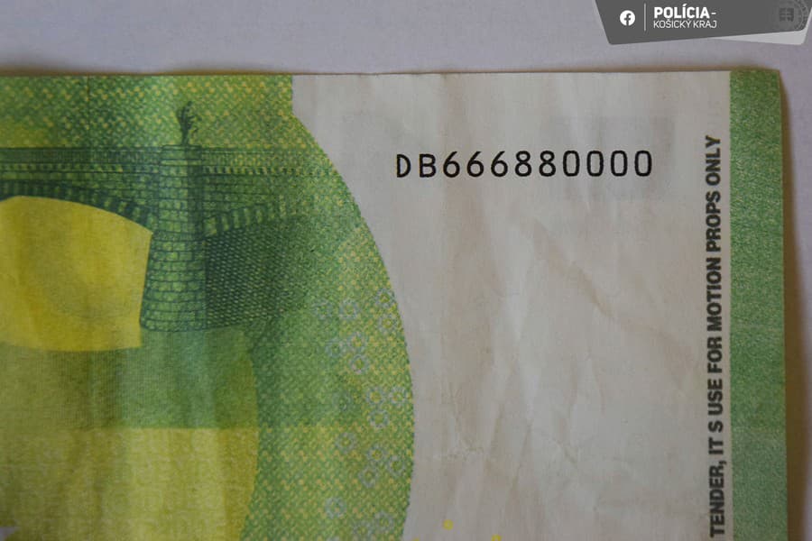 Polícia obvinila troch mužov, ktorí v Rožňave nakupovali s falošnými bankovkami.