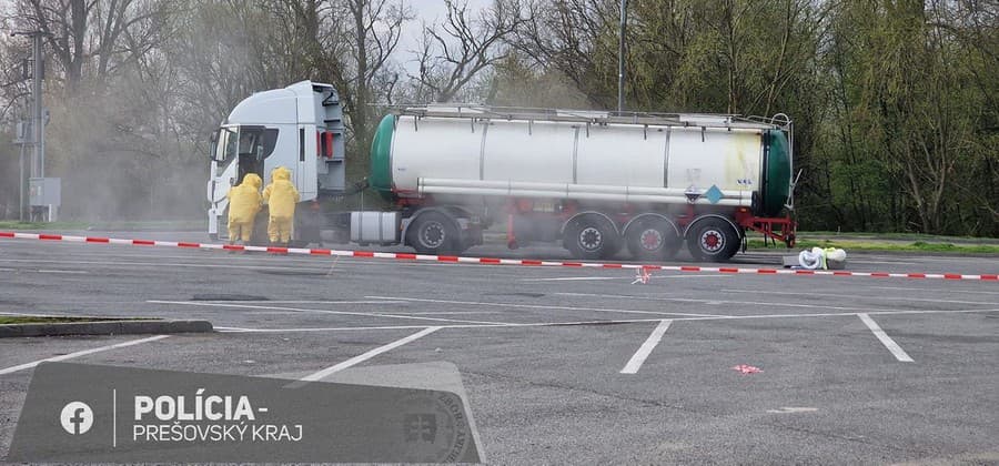 Dôvodom uzavretia diaľnice bol únik kyseliny chlorovodíkovej z cisterny nákladného vozidla na parkovisku.