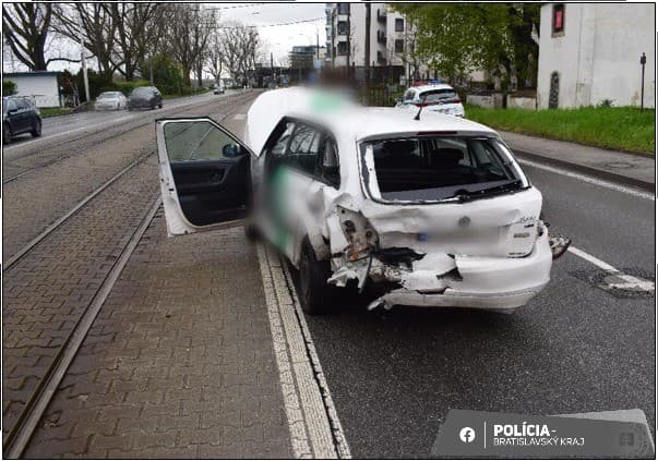 Polícia vyšetruje nehodu, pri ktorej sa v Bratislave zranil 43-ročný chodec.