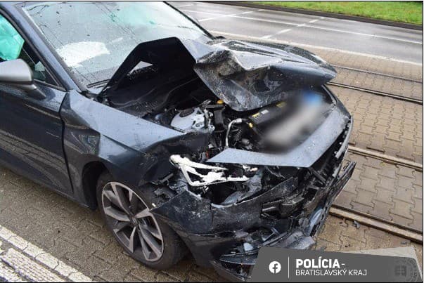 Polícia vyšetruje nehodu, pri ktorej sa v Bratislave zranil 43-ročný chodec.
