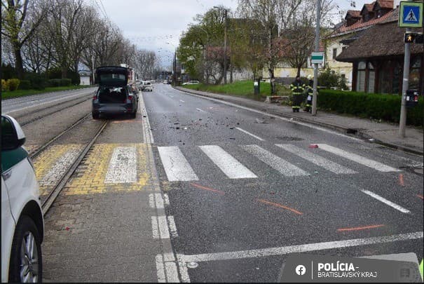 Polícia vyšetruje nehodu, pri