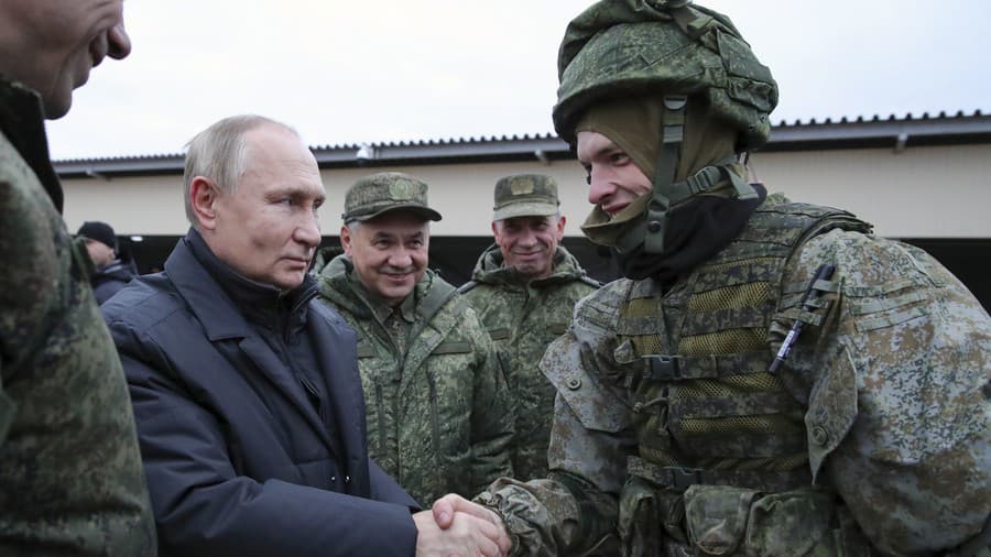 Vladimir Putin (vľavo) navštívil stredisko, kde cvičia zmobilizovaných vojakov pred vyslaním na Ukrajinu (ilustr. foto)