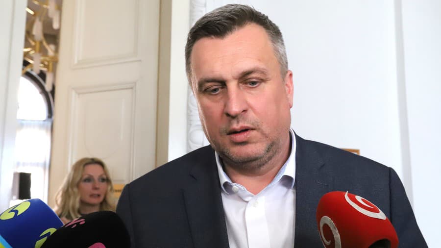 Na snímke predseda Slovenskej národnej strany (SNS) Andrej Danko odpovedá na otázky novinárov na Špecializovanom trestnom súde (ŠTS), kde vypovedal v korupčnej kauze Dobytkár.