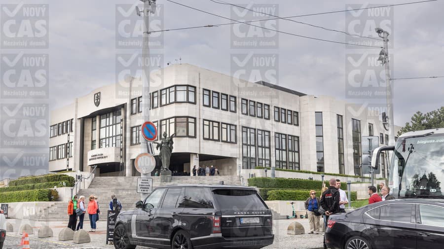 Nahnevaná a sklamaná Barbora odparkovala auto priamo pred jeho pracoviskom.