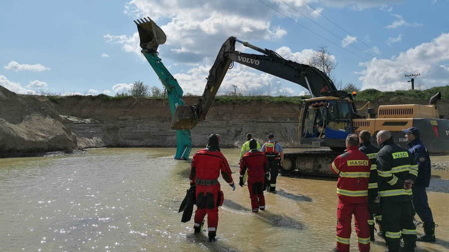 Pri udalosti zasahujú hasiči