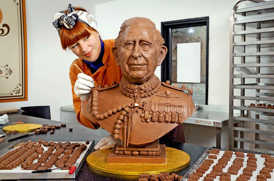 Zhotoviť bustu trvalo tímu výrobcov čokolády mesiac. 
