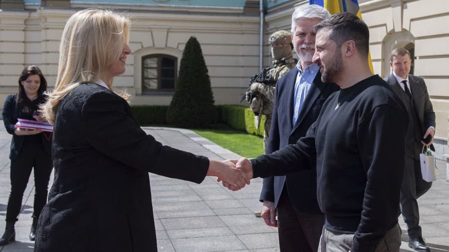 Prezidentka SR Zuzana Čaputová, vpravo v popredí prezident Ukrajiny Volodymir Zelenskyj a vpravo v pozadí prezident ČR Petr Pavel počas privítania v Kyjeve.