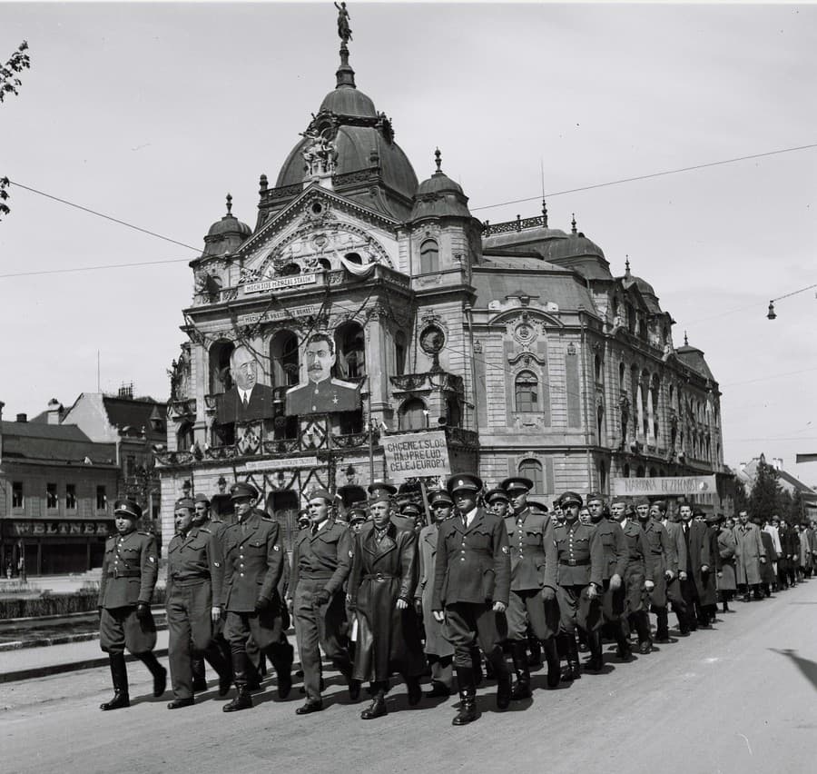 1945 Košice. Vojsko pochoduje