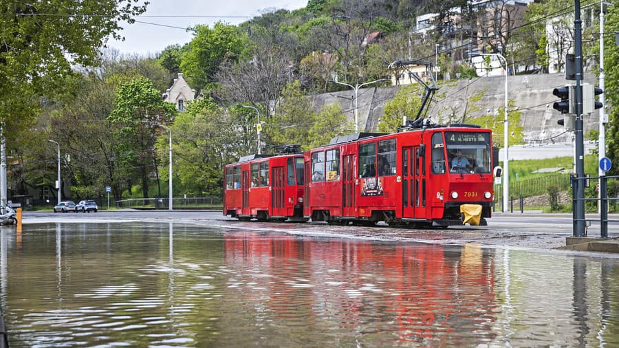 Zatopenou ulicou premávala MHD