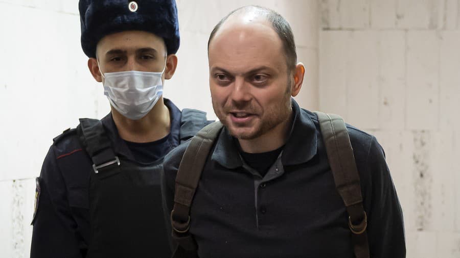 Ruského opozičného aktivistu Vladimira Kara-Murzu sprevádzajú na súd v Moskve v Rusku