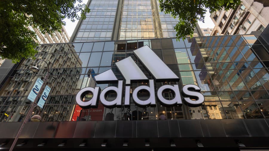 Adidas čelí žalobe investorov.