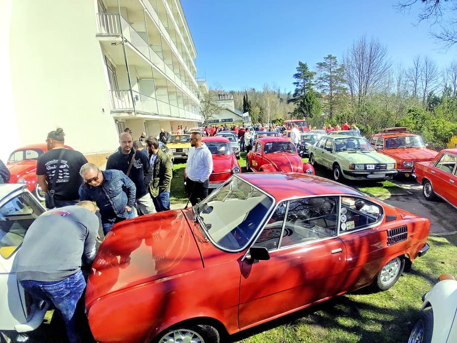 Atmosféra pred hotelom Morava pripomínala 80. roky.