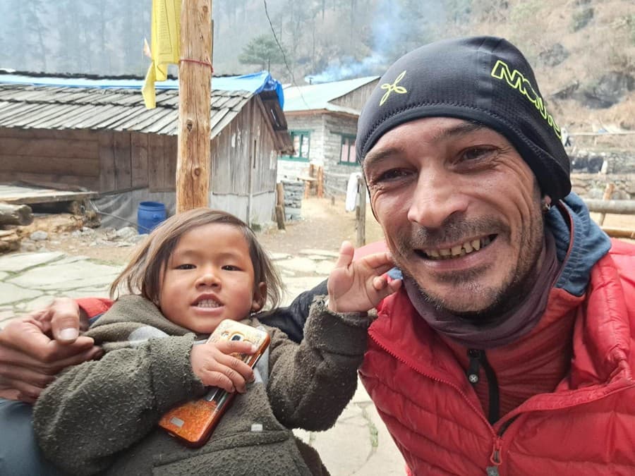 V Nepále mu učarovali aj miestni vrátane detí, ktoré sa nadšene fotili.