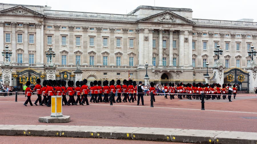 Pred Buckinghamským palácom zatkli