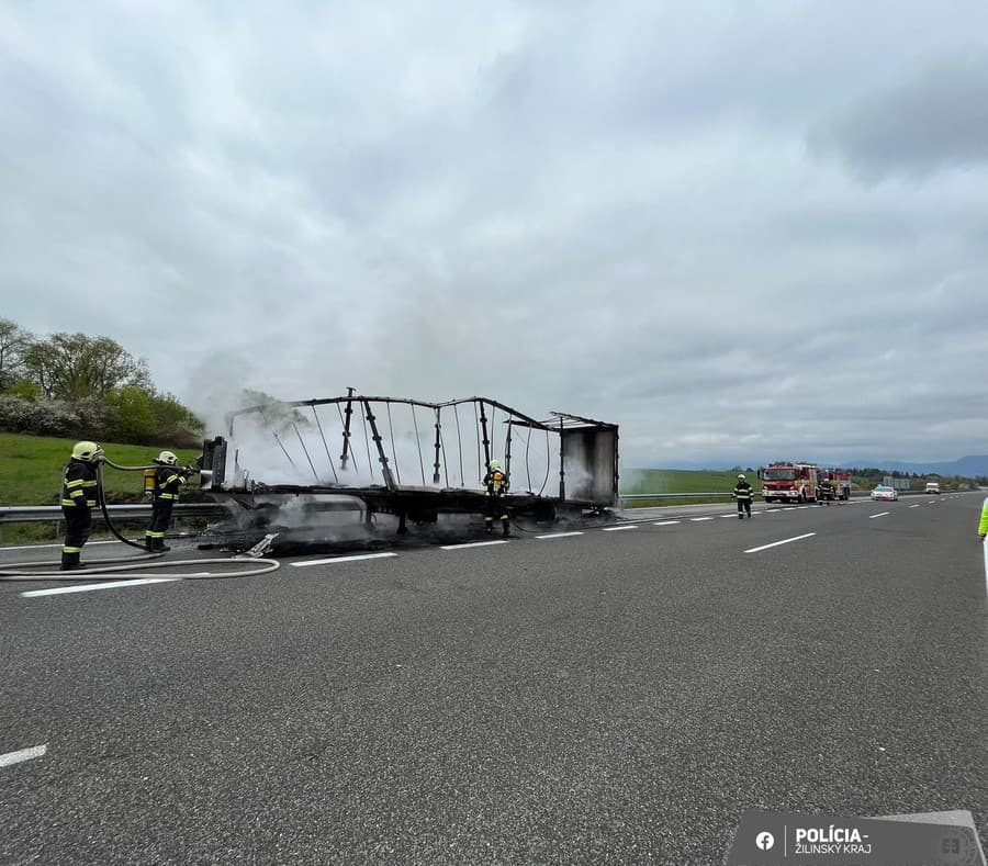 Na diaľnici horí nákladné vozidlo.
