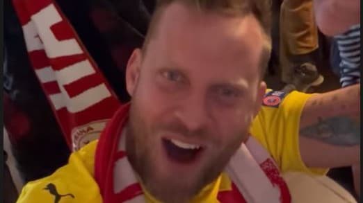 Prachař oslavoval víťazstvo obľúbeného klubu. 