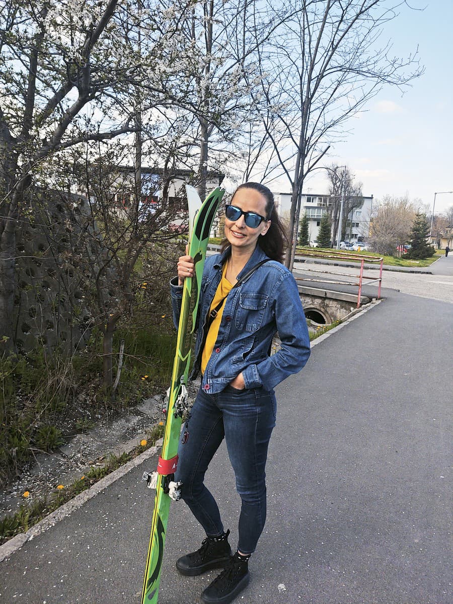 Miriam (39) si užila lyžovačku a cestou zo svahu sa odfotila v Poprade pod rozkvitnutou čerešňou.
