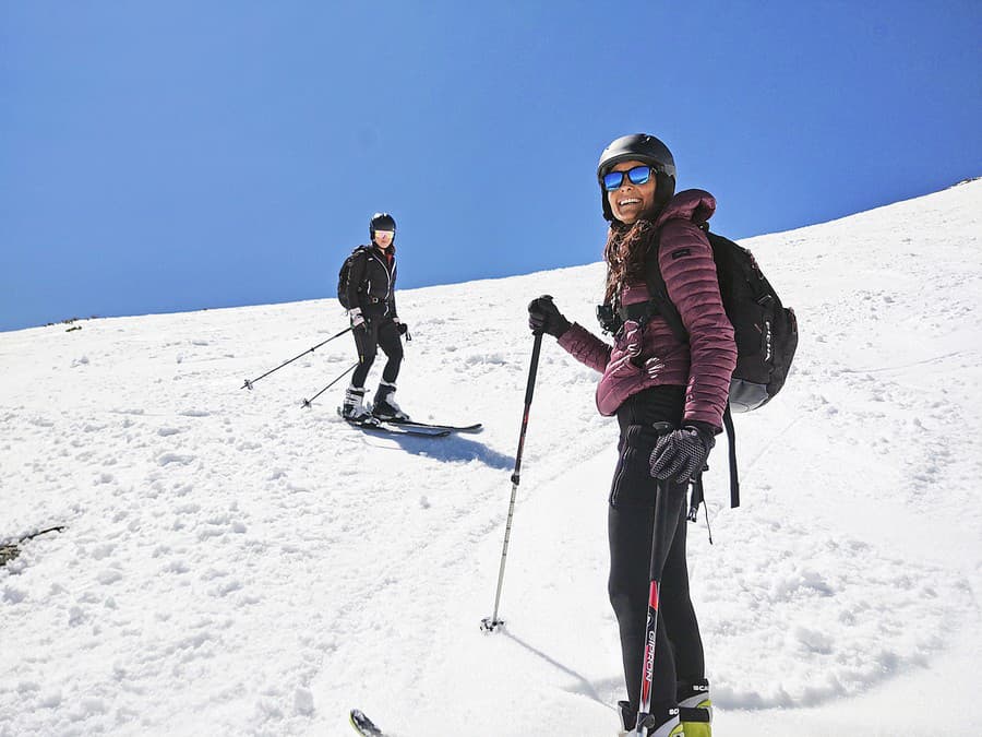 Miriam (39) si užila lyžovačku a cestou zo svahu sa odfotila v Poprade pod rozkvitnutou čerešňou.