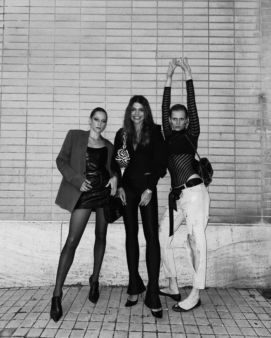 Saša Gachulincová, Karolína Chomisteková a Emma Drobná vyrazili do ulíc hlavného mesta a predviedli svoje bláznivé outfity.