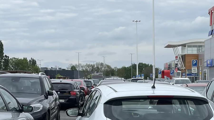 Keď Monika zbadala, ako zaparkovalo auto vedľa nej, skoro ju rozdrapilo. 