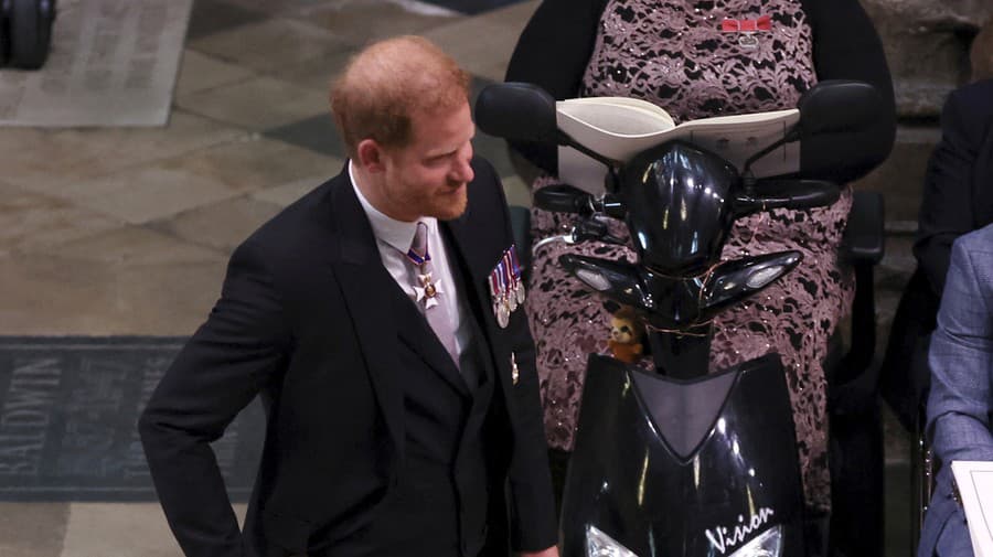 Princ Harry dorazil na korunováciu svojho otca