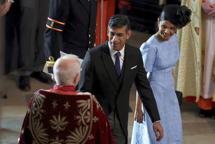 Britský premiér Rishi Sunak a jeho manželka Akshata Murtyová prichádzajú na slávnostnú korunováciu britského kráľa Karola III. 