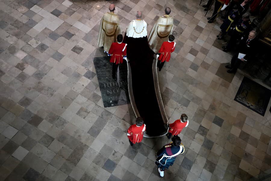 Britský kráľ Karol III. prichádza na slávnostnú korunováciu do Westminsterského opátstva 