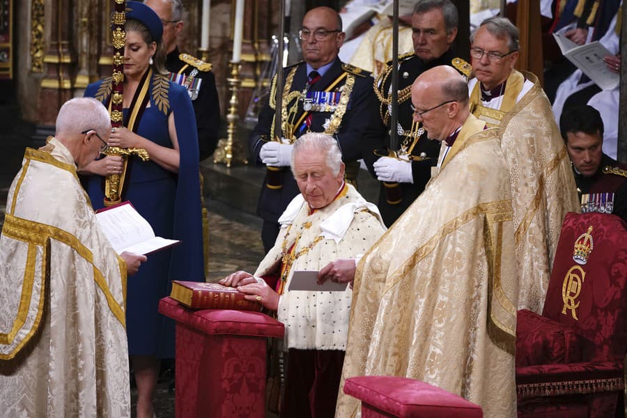 Britský kráľ Karol III. skladá prísahu počas korunovácie vo Westminsterskom opátstve