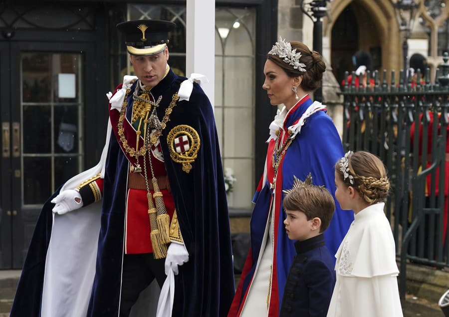 Princ William a princezná Kate s deťmi. 
