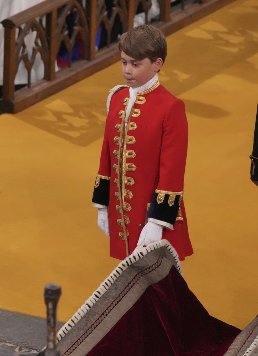 Britský princ George drží