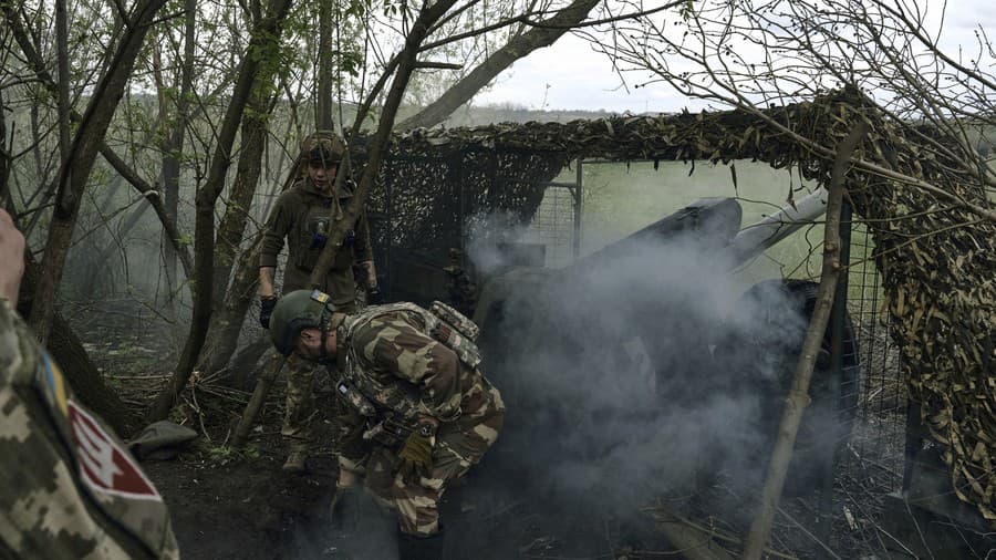 Ukrajinskí vojaci strieľajú z