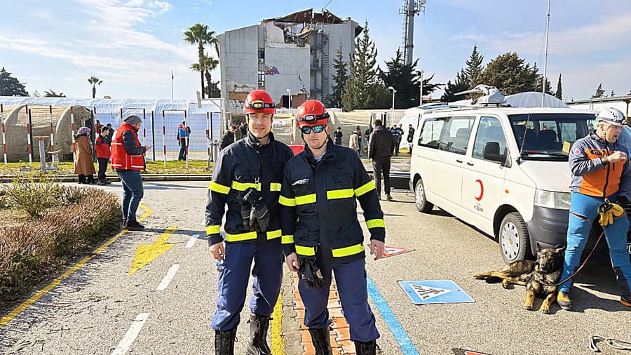 Michal (vľavo) je členom modulu MUSAR (pátracich a záchranárskych činností v mestskom prostredí).