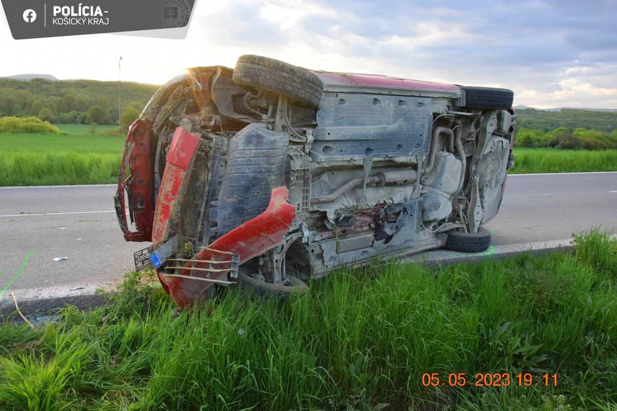 Pri dopravnej nehode sa ťažko zranila 19-ročná spolujazdkyňa.