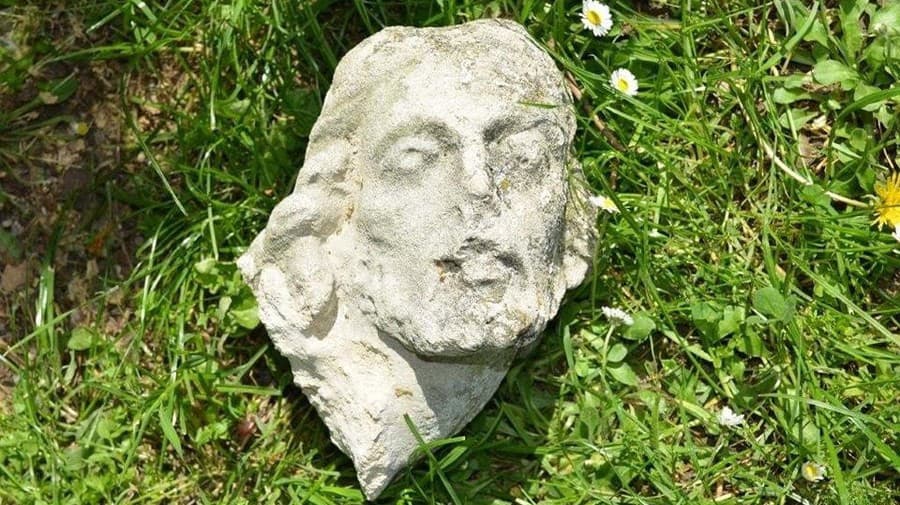 Vandal poškodil sochu Ježiša