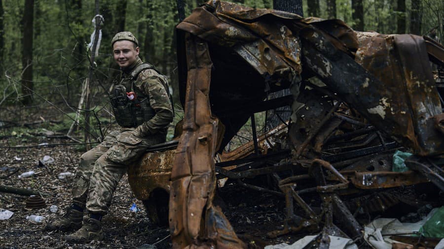 Ukrajinský vojak sedí na