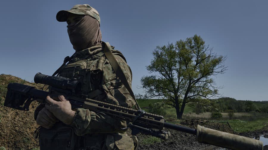 Ukrajinský ostreľovač sleduje okolie