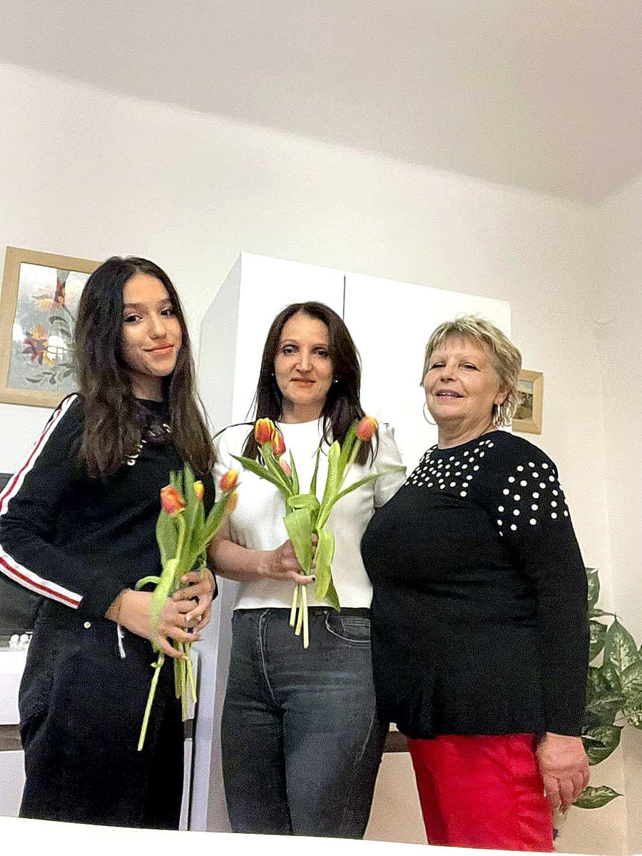 babička Alžbeta (66), mama Monika (45), dcéra Natália (13), Komárno