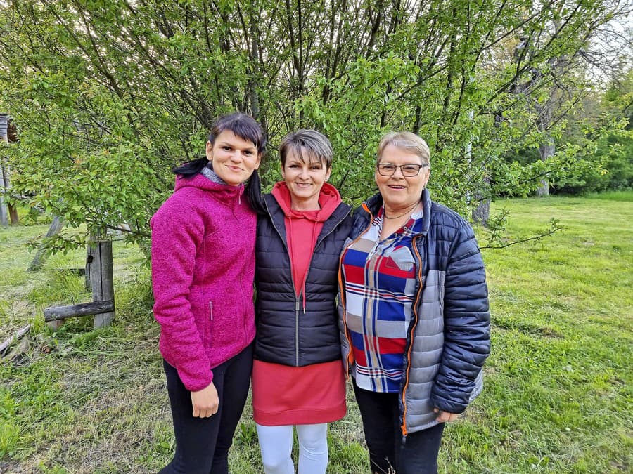 prababička Jana (71), babka Janka (49) a mama Veronika (30), Bzince pod Javorinou (okr. Nové Mesto nad Váhom)
