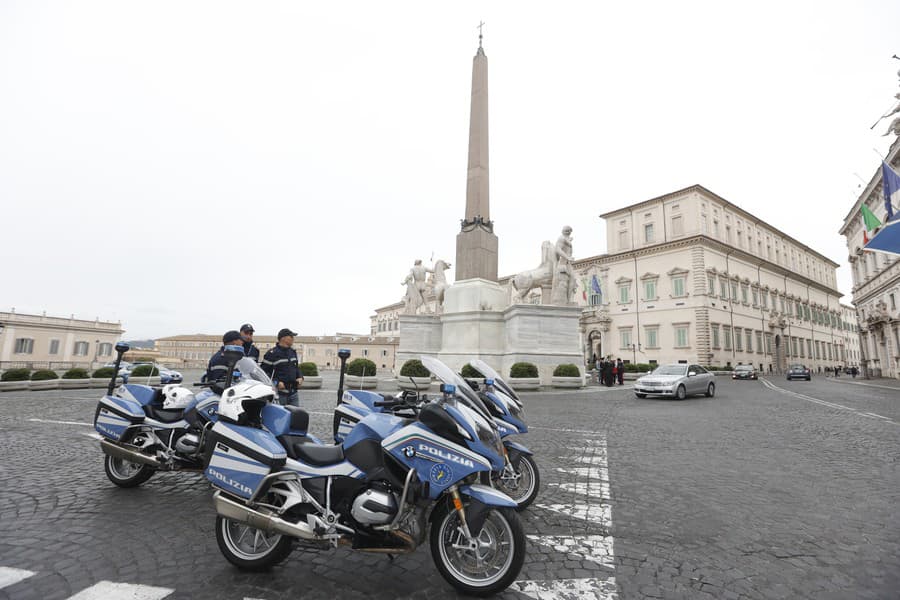  Talianski policajti hliadkujú