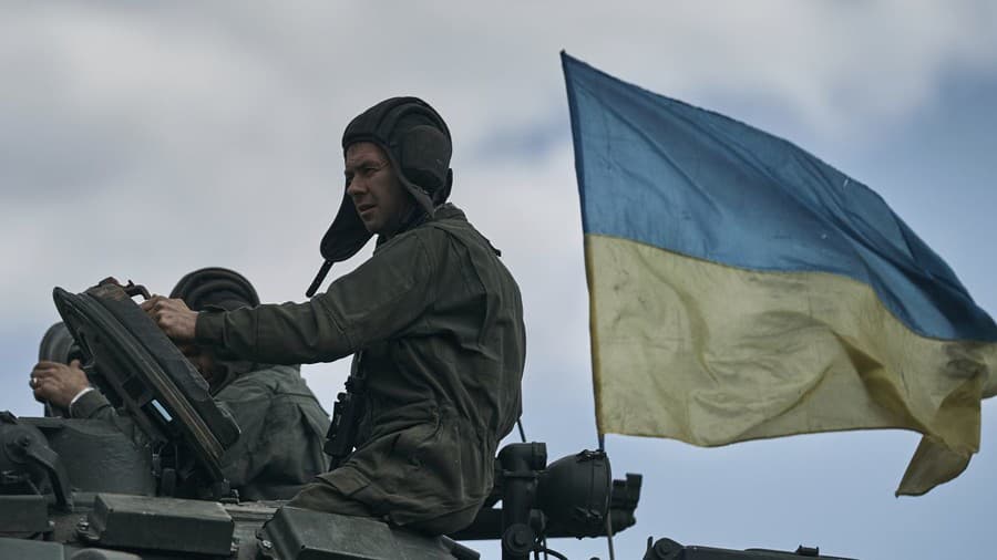 Ukrajinskí vojaci neďaleko mesta